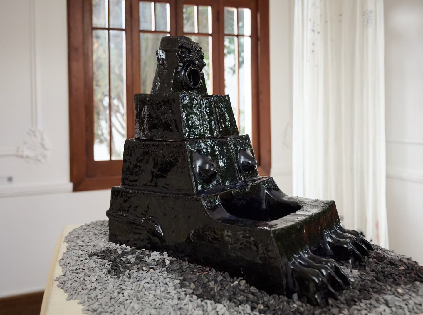 Black-glazed ceramic sculpture installed at the XENORUINAS exhibition, Cromático CDMX